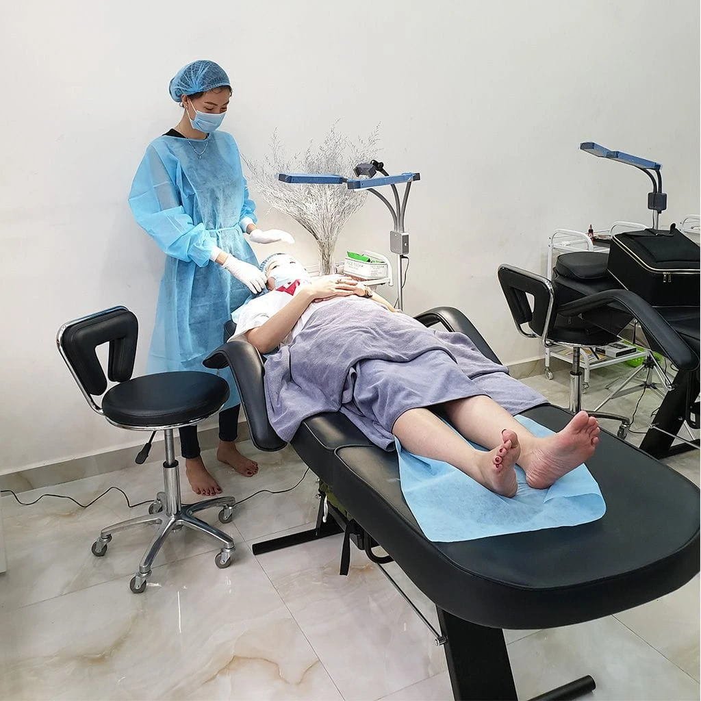 Nón và áo xăm khử trùng được sử dụng rộng rãi tại các trung tâm chăm sóc sắc đẹp như phun xăm thẩm mỹ...