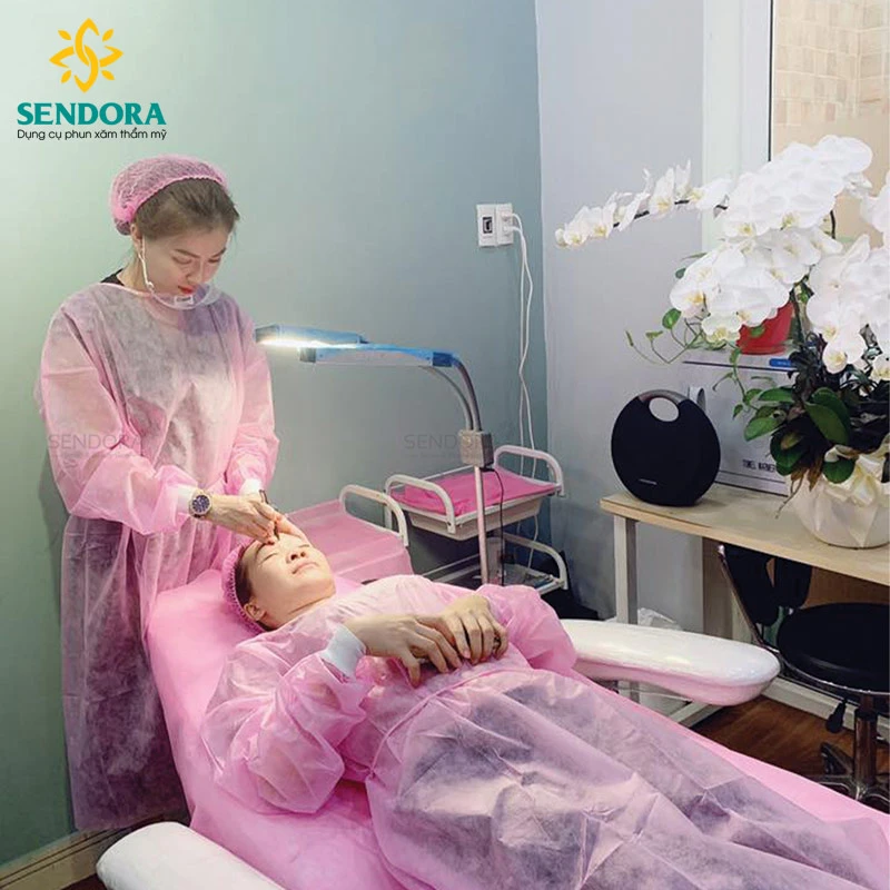 ao-khoac-y-te-dung-trong-phun-xam-tham-my-mau-hong-sendora Áo khoác y tế dùng trong phun xăm thẩm mỹ – Màu Hồng