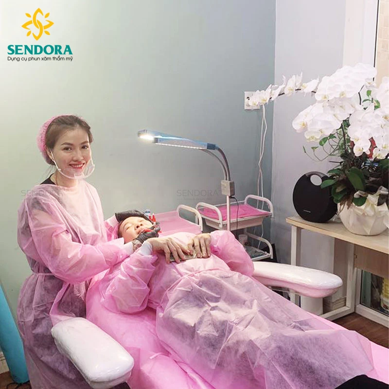 Áo khoác y tế dùng trong phun xăm thẩm mỹ - Màu Hồng 2 Áo khoác y tế dùng trong phun xăm thẩm mỹ – Màu Hồng