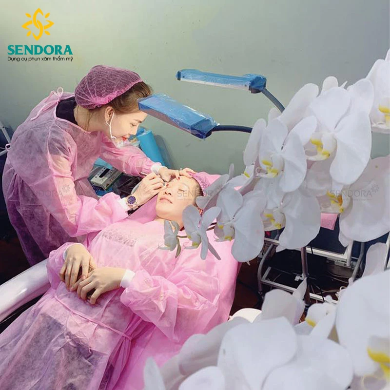 Áo khoác y tế dùng trong phun xăm thẩm mỹ - Màu Hồng 1 Áo khoác y tế dùng trong phun xăm thẩm mỹ – Màu Hồng