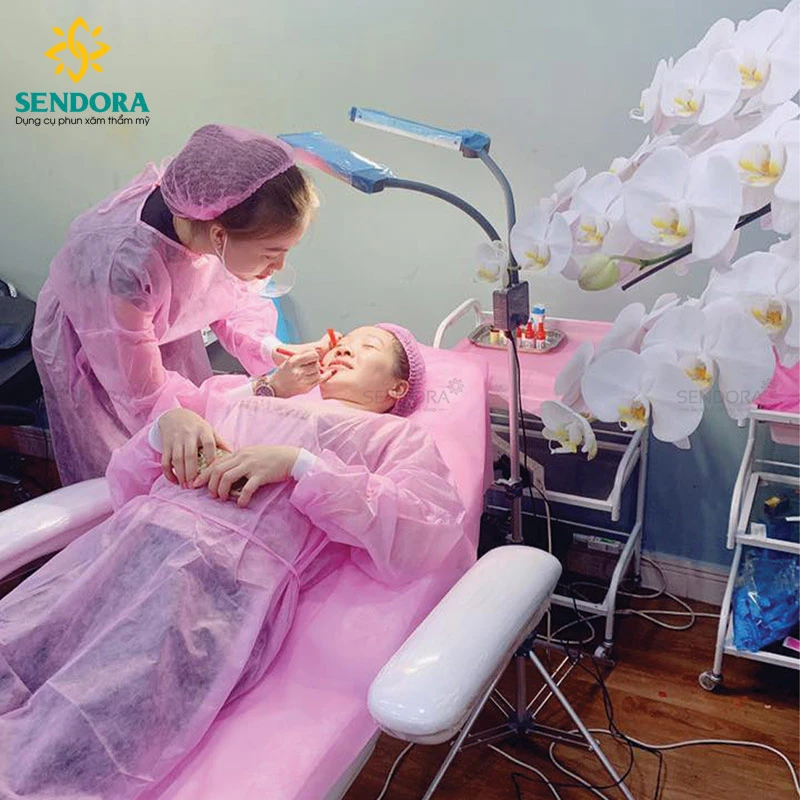 Áo khoác y tế dùng trong phun xăm thẩm mỹ - Màu Hồng 3 Áo khoác y tế dùng trong phun xăm thẩm mỹ – Màu Hồng