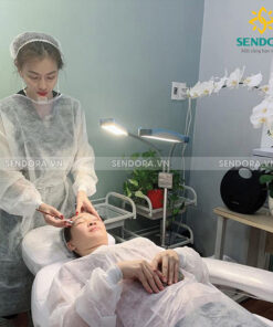 Áo khoác y tế dùng trong phun xăm thẩm mỹ Màu Trắng