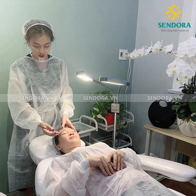 Áo khoác y tế dùng trong phun xăm thẩm mỹ Màu Trắng