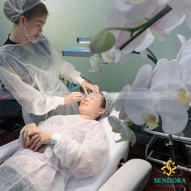 Áo khoác y tế dùng trong phun xăm thẩm mỹ Màu Trắng