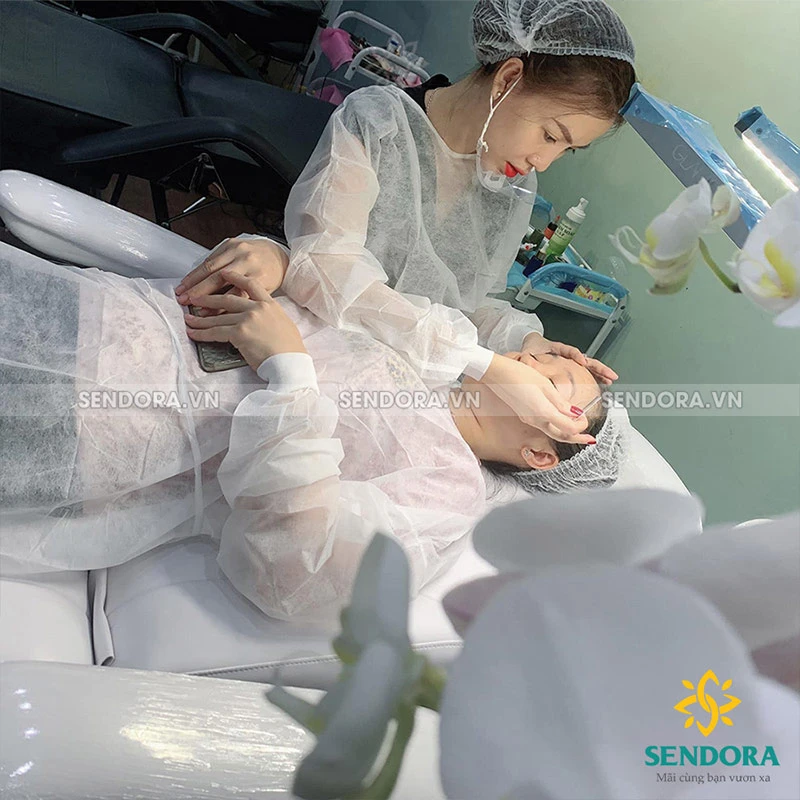 Áo khoác y tế dùng trong phun xăm thẩm mỹ Màu Trắng