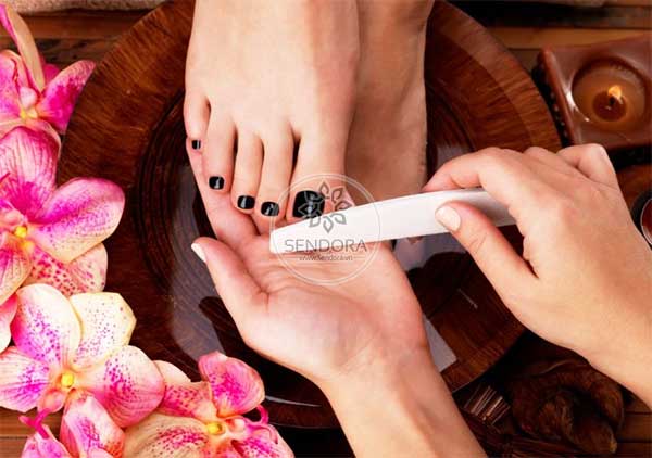 Cần tuyển ít nhất một thợ làm nail tay nghề cao cho một salon nail