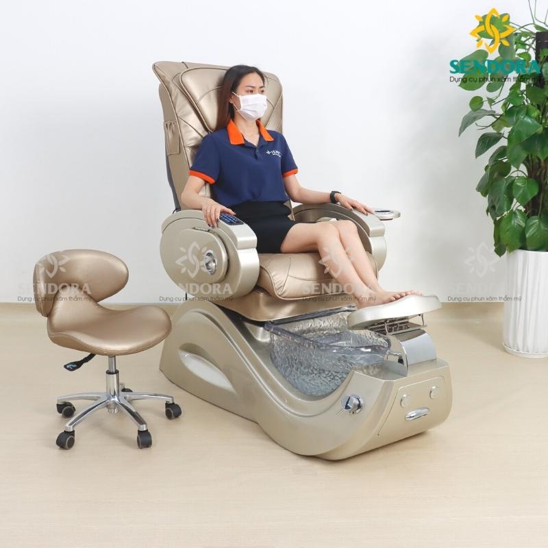 #3: Ghế Spa Pedicure cao cấp Hi-MEC Lux với kiểu dáng độc lạ, màu sắc sang trọng, bắt mắt, chất liệu da bọc nệm kháng axeton siêu cấp, bồn ngâm chân bằng thủy tinh có hệ thống đèn LED hỗ trợ điều trị sắc ký Cromatherapy, hệ thống điều khiển từ xa... Ghế nail có massage cao cấp Hi-MEC Lux được trang bị hệ thống tạo xoáy nước không ống gắn nam châm.