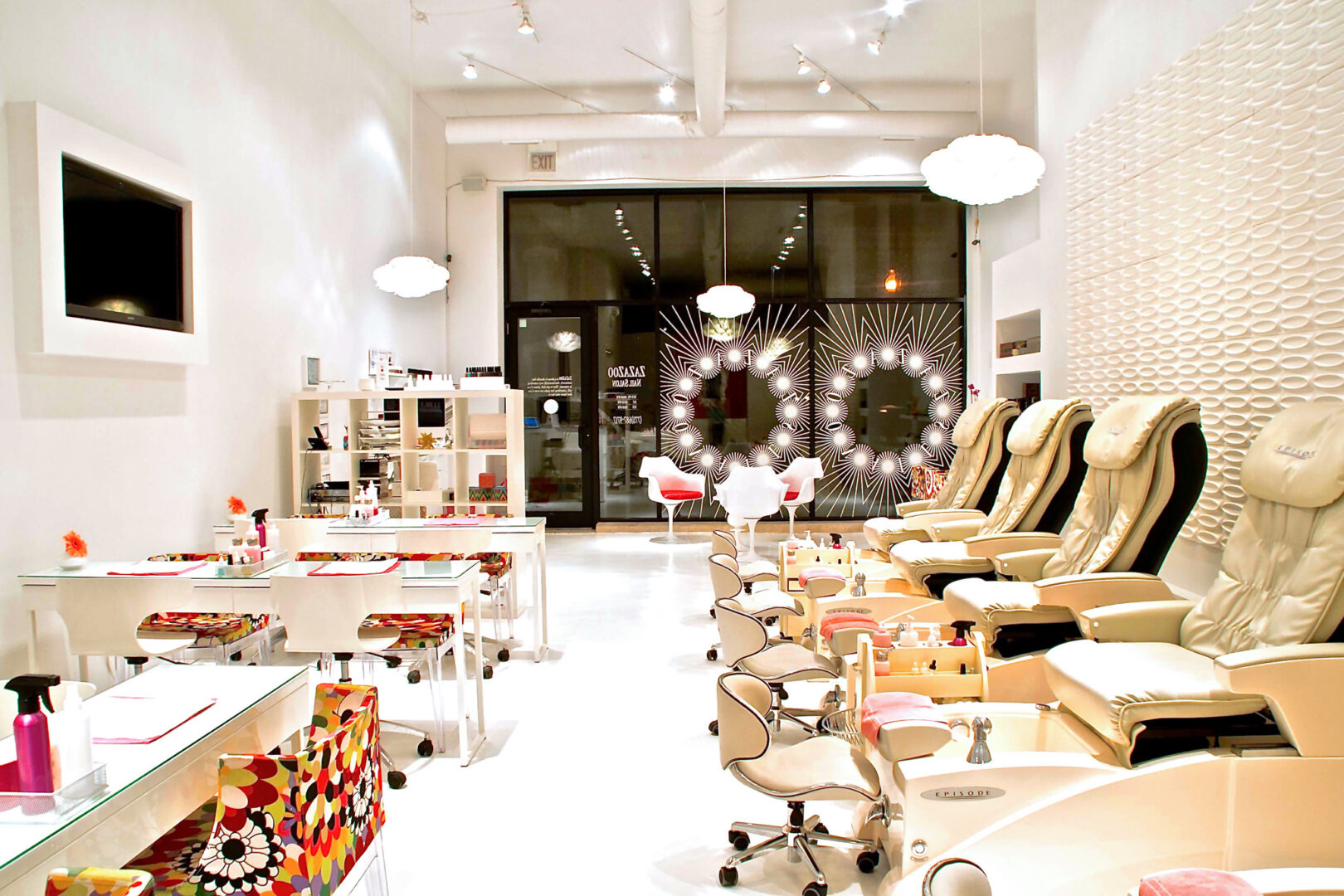 Hệ thống cửa hàng nail salon lớn