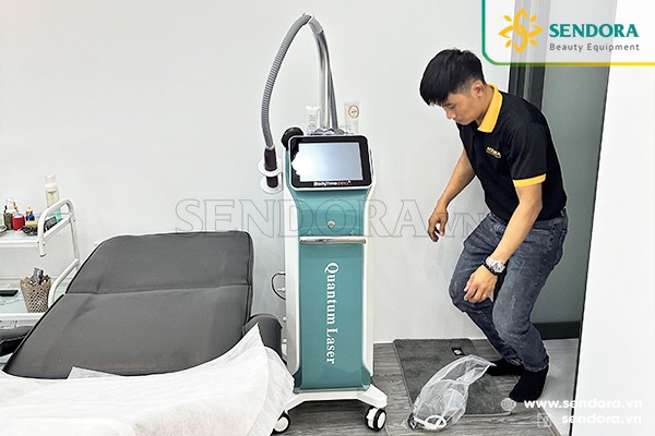 Máy laser xóa xăm trị nám Quantum QTL-220 là máy laser phát quang tay cầm