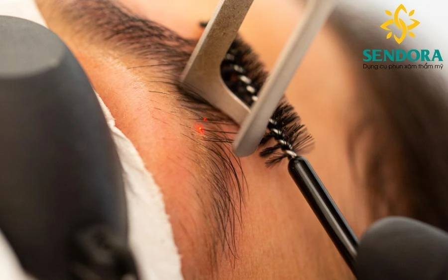 Để xóa xăm lông mày bằng laser không bị cháy lông, bạn có thể sử dụng lược chải để dựng đứng sợi lông mày