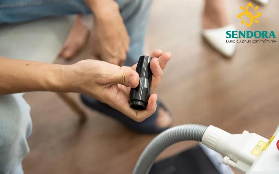 Sử dụng đầu bắn laser 1320nm là kỹ thuật xóa xăm lông mày bằng laser không bị cháy lông được nhiều bên bán máy laser quảng cáo