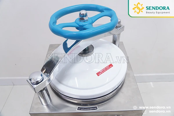 Nồi hấp tiệt trùng y tế LS-35HD Jibimed - Dung tích 35L 3 Nắp đậy nồi hấp tiệt trùng được thiết kế theo kiểu tay quay vô lăng