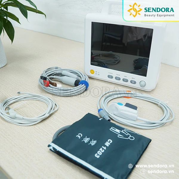 Phụ kiện máy monitor M8 gồm dây đo điện tim, dây đo SpO2, bao đo huyết áp