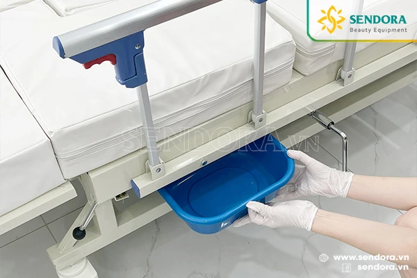 Bệnh nhân có thể vệ sinh ngay tại giường nhờ chức năng nâng hạ bô
