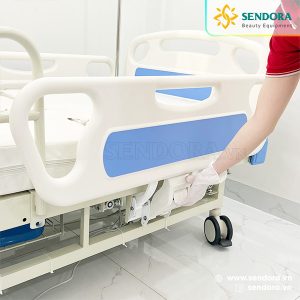 Giường y tế, giường hồi sức cấp cứu ICU chỉnh điện Hi-MEC HMNB-2030 15 Lan can được sản xuất bằng nhựa ABS có thể nâng hạ dễ dàng