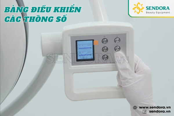 Bảng điều khiển cho phép điều chỉnh cường độ ánh sáng, màu sắc ánh sáng