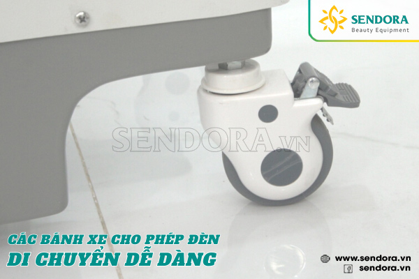 Các bánh xe cho phép đèn dễ dàng di chuyển