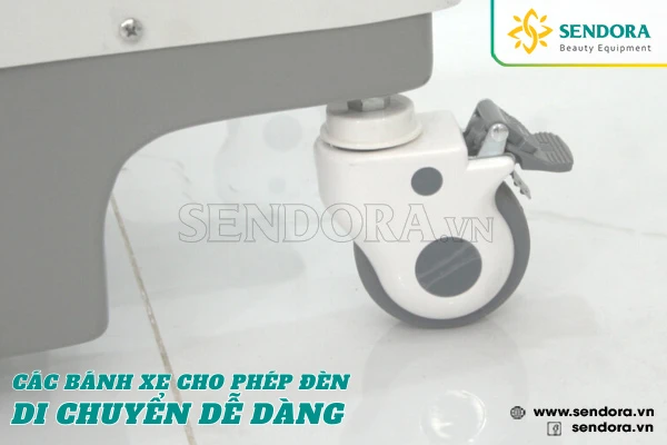 Các bánh xe cho phép đèn dễ dàng di chuyển