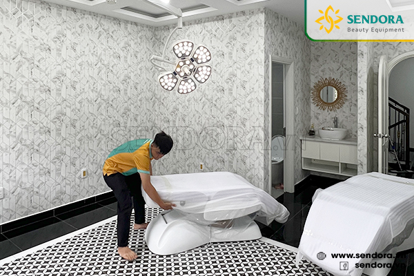 Kỹ thuật viên tiến hành lắp đặt giường phẫu thuật thẩm mỹ chỉnh điện Hi-MEC HMBB-8030