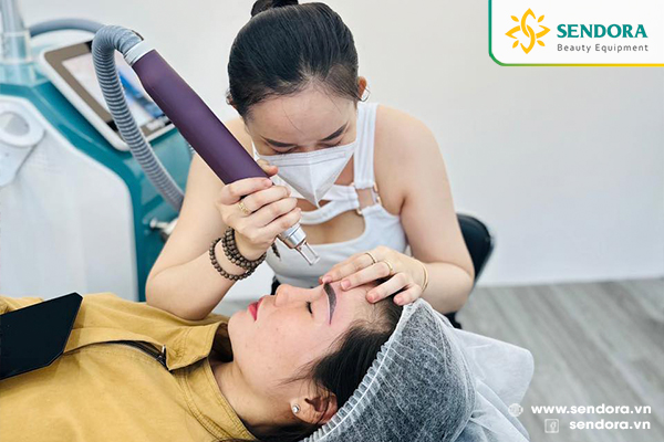 Chủ spa tập xóa xăm trực tiếp trên mẫu