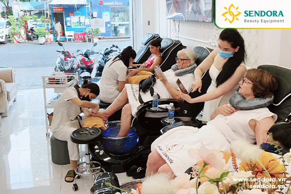 Khách trải nghiệm ghế nail Pedicure tại American Cosmetic