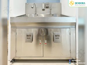 Bồn rửa tay vô trùng trong setup thi công phòng mổ
