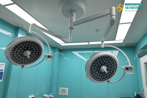 Đèn mổ treo trần được dùng phổ biến