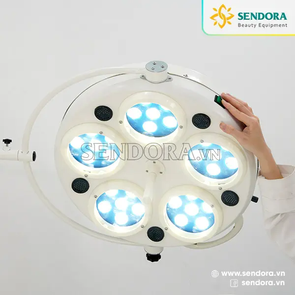Đèn mổ phẫu thuật treo tường Led 30 bóng dùng cho bệnh viện, phòng khám, thú y