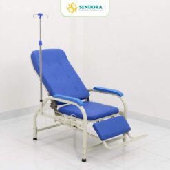 Cây treo truyền dịch gắn ở ghế